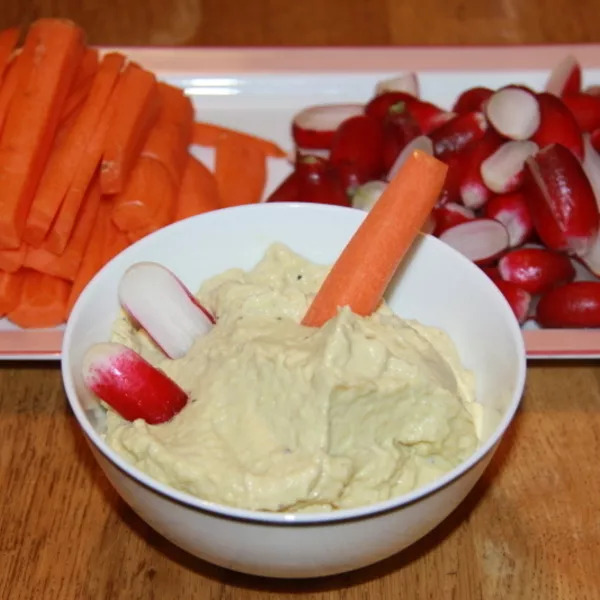 Purée d'artichauts à l'ail et dips de radis et carottes en bâtonnets