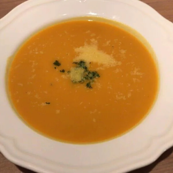 Soupe au curry, légumes racines et noix de coco râpée 