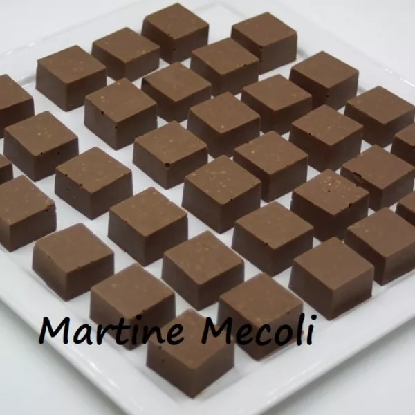 Mini cubes croustillants de chocolat au lait et éclats de noisettes