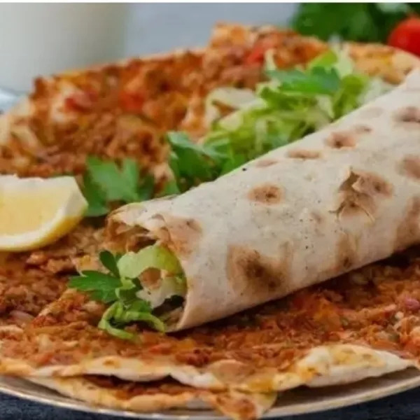 pate a lahmacun  pizza turques